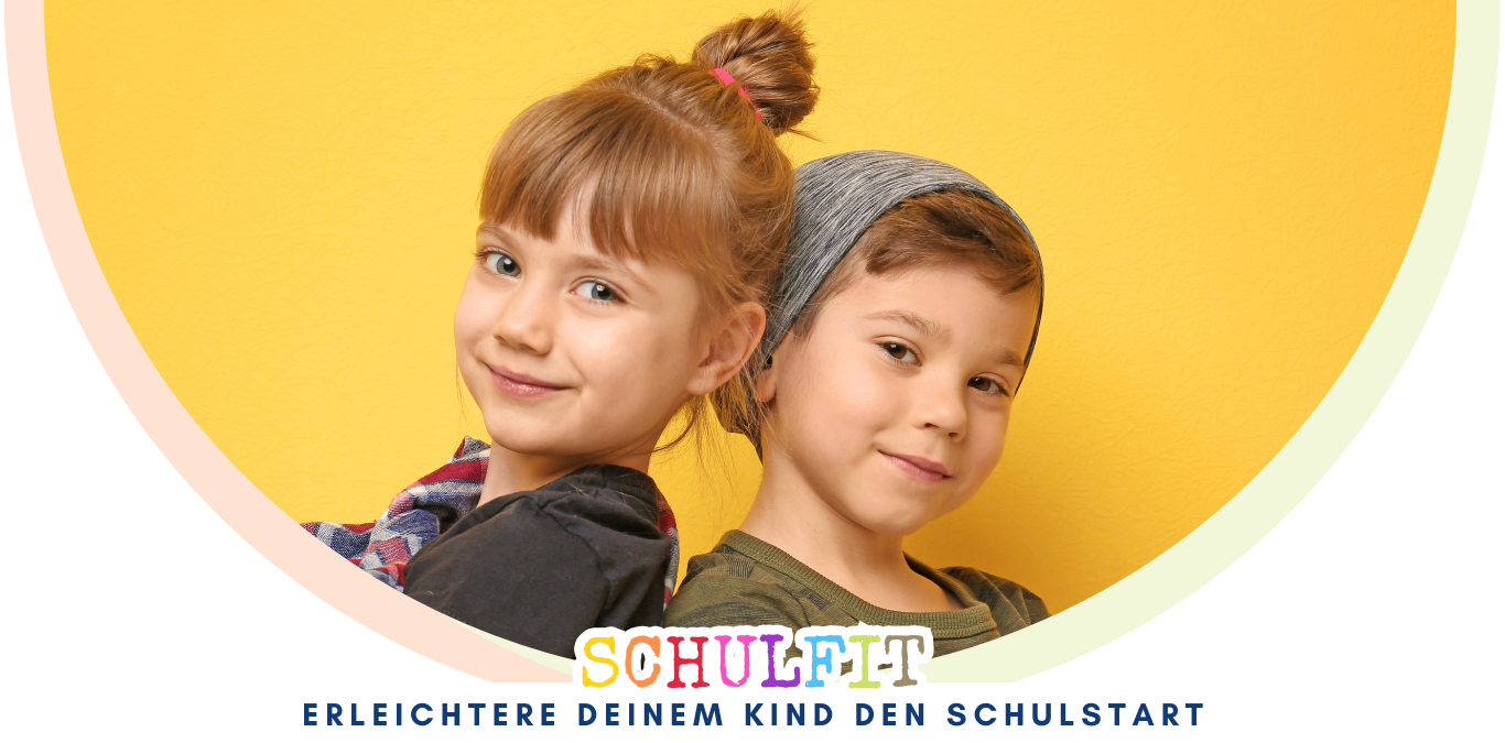 2 Kinder stehen rücken an Rücken vor Gelben Hintergunf mit verschenkten armen